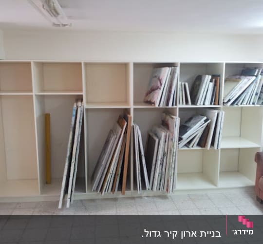 מדפים עם לוחות עץ וכלי עבודה